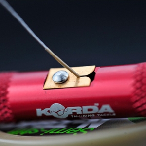 Zvliekač stužených šnúrok Korda Strippa Tool