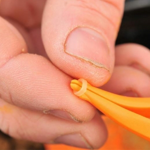Navliekacie kliešte na gumičky Guru Pellet Pliers