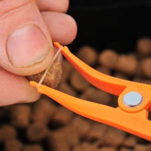 Navliekacie kliešte na gumičky Guru Pellet Pliers