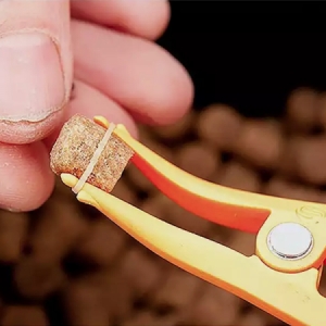 Navliekacie kliešte na gumičky Guru Pellet Pliers