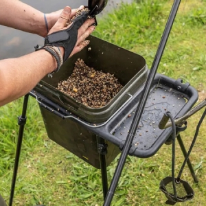 Stojan na vedro Avid Carp Bait Station