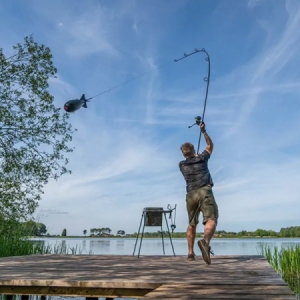 Stojan na vedro Avid Carp Bait Station