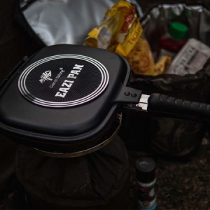 Panvica Giants Fishing Eazi Pan Medium + nerezový thermo hrnček